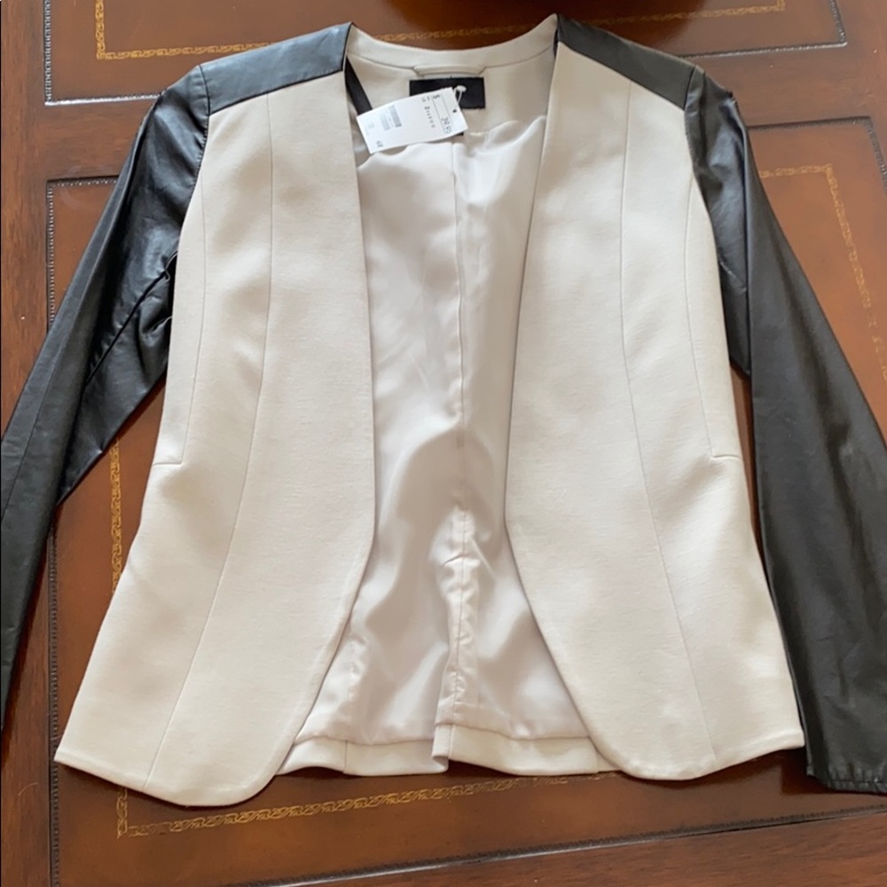 H&M never worn blazer. Tag on.